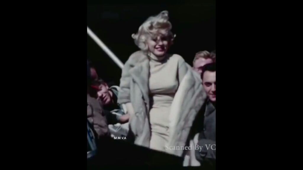 Marilyn Monroe arrives at Chicago airport to begin "Some Like It Hot" promotional tour 1959 *SF