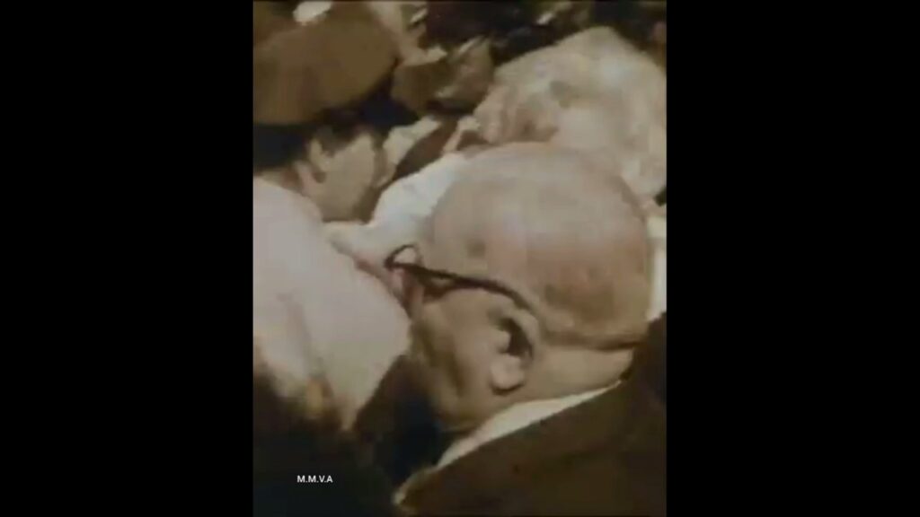 Marilyn Monroe Mobbed by The Press After Surgery While Leaving The Hospital NYC 1961. *SF Marilyn Monroe Mobbed by The Press After Surgery While Leaving The Hospital NYC 1961. *SF
