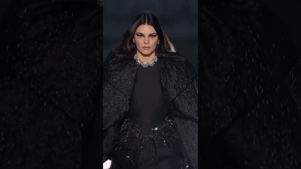 Kendall Jenner closing versace fw23