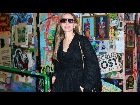 Angelina Jolie Spotted In Private Jet!