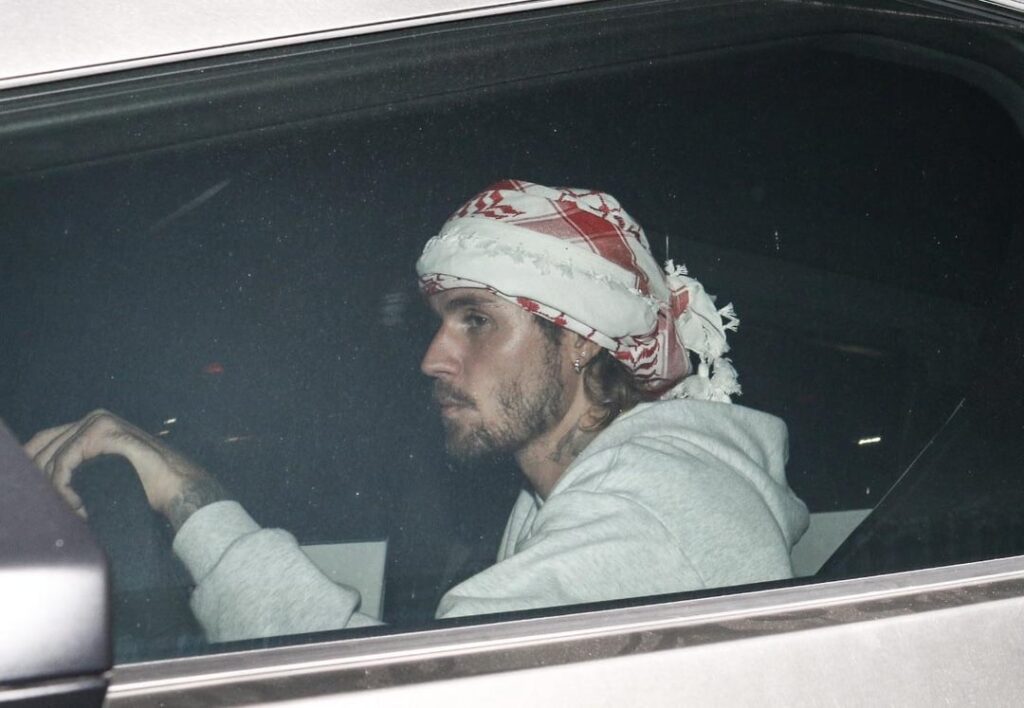 October 4th: Justin Bieber was seen wearing a keffiyeh, a traditional Middle Eastern headscarf, in support of Palestine, while leaving the Chateau Marmont. October 4th: Justin Bieber was seen wearing a keffiyeh, a traditional Middle Eastern headscarf, in support of Palestine, while leaving the Chateau Marmont.
