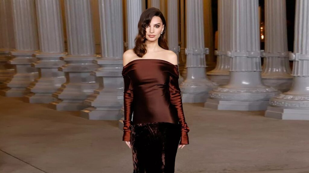 Emily Ratajkowski’s Cozy Fall Sweater Featured a Massive Ab Bearing Cutout Detail Emily Ratajkowski's Cozy Fall Sweater Featured a Massive Ab Bearing Cutout Detail