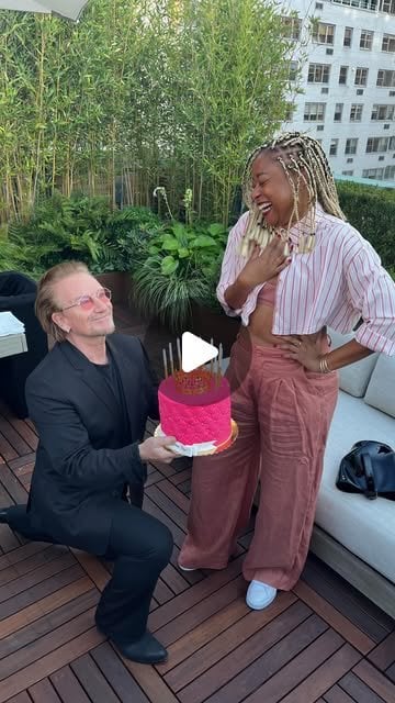 How did Phoebe Robinson and Bono become friends?