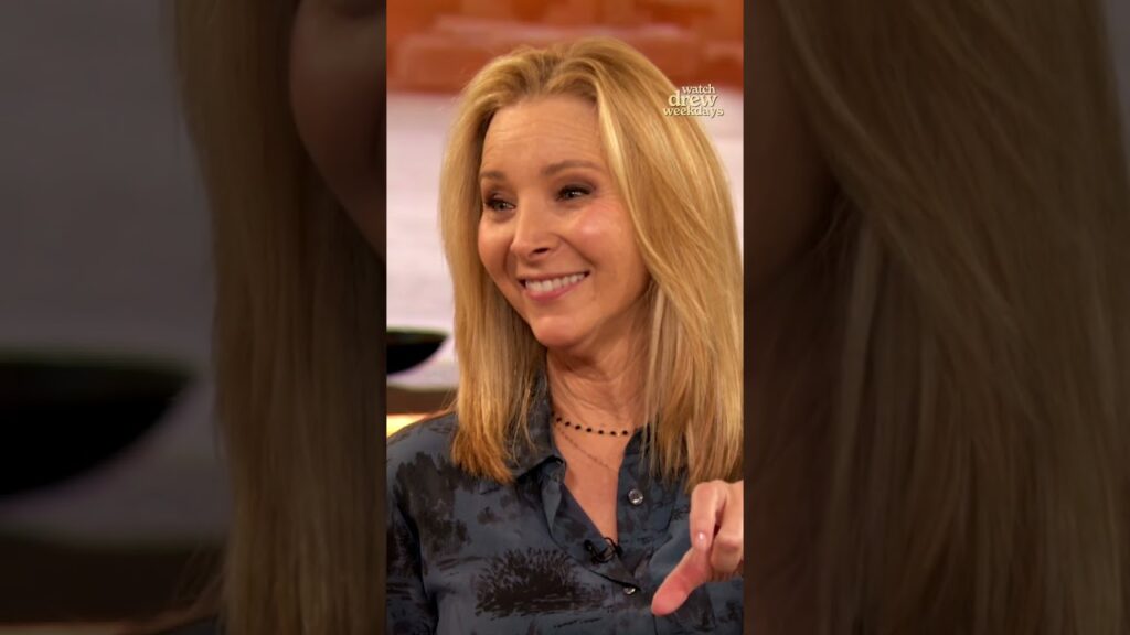 Lisa Kudrow recently found a note left by Matthew Perry in 'Friends' set piece #shorts