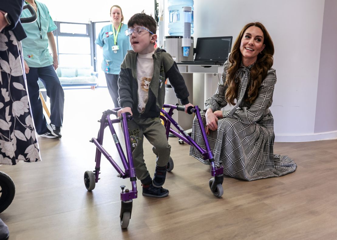 Catherine, Princess of Wales talks with 5-year-old Oscar who is being treated at the Tŷ Hafan.