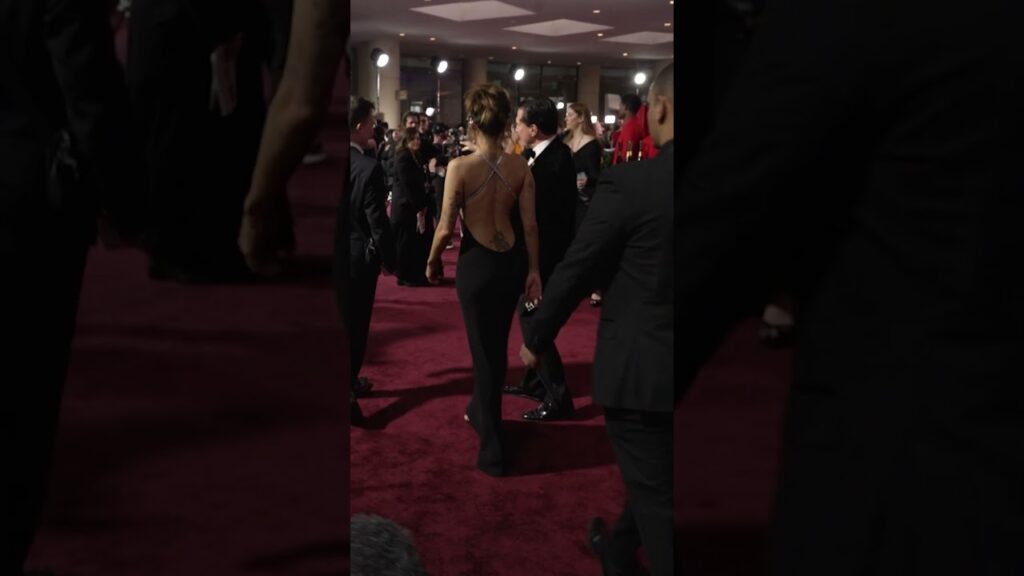 Miley Cyrus goes rock ‘n’ roll chic on Golden Globes 2025 red carpet #shorts Miley Cyrus goes rock ‘n’ roll chic on Golden Globes 2025 red carpet #shorts