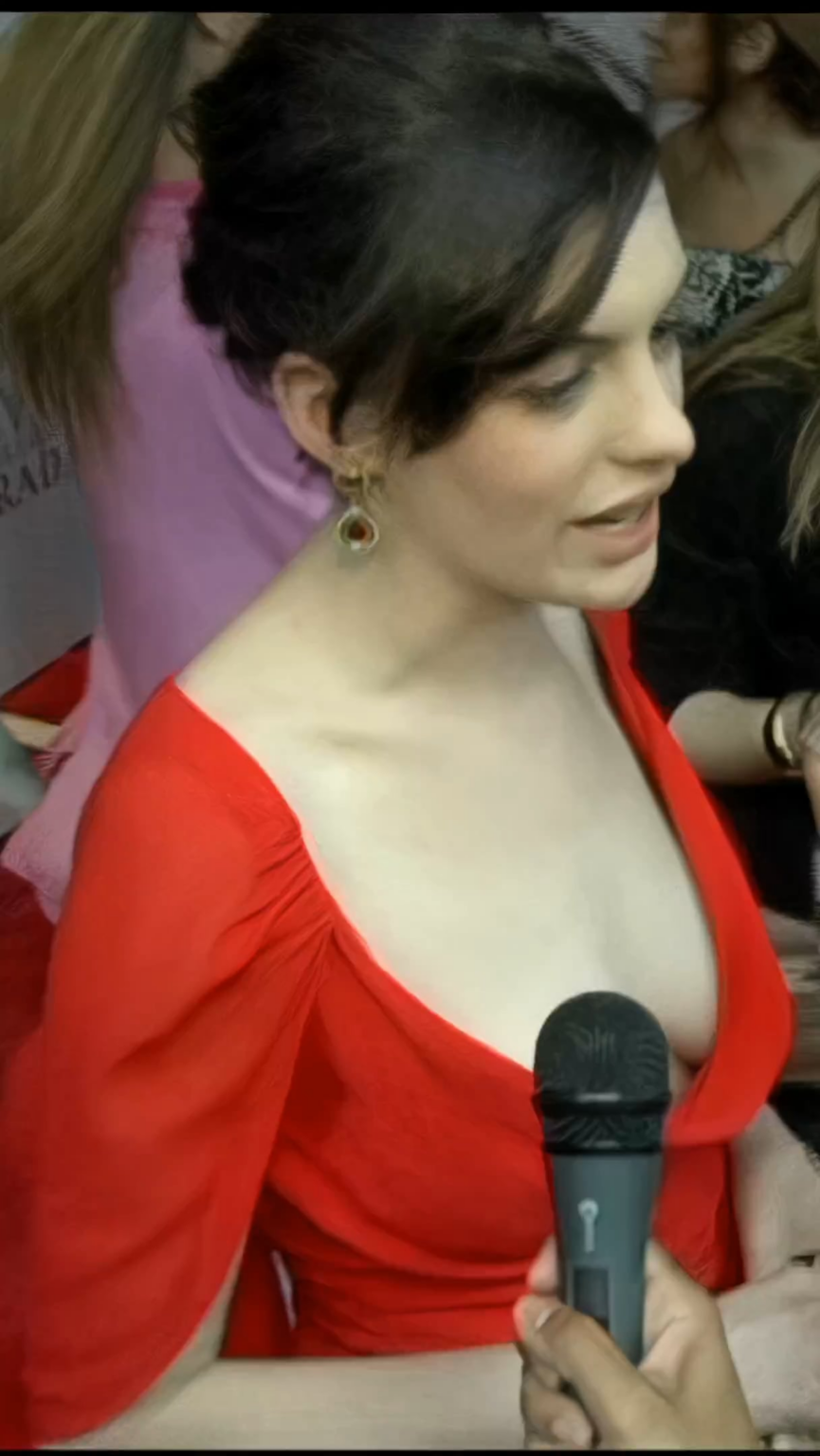 Anne Hathaway | 'The Devil Wears Prada' New York Premiere, AMC Loews Lincoln Square in New York | June 19, 2006