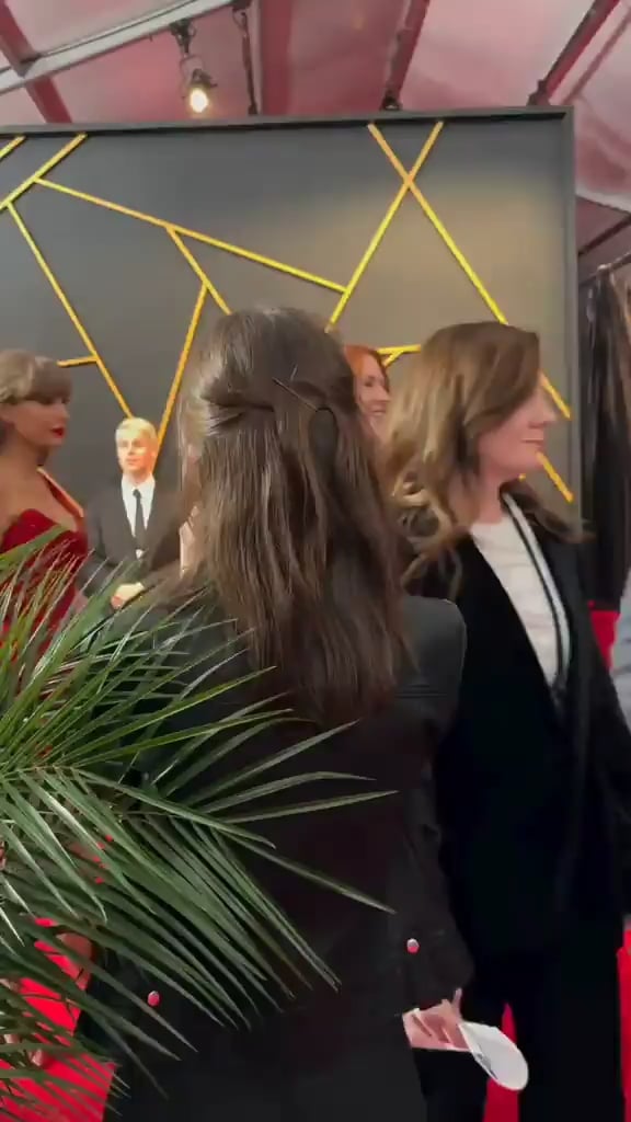 Taylor Swift legs at Grammy 2025