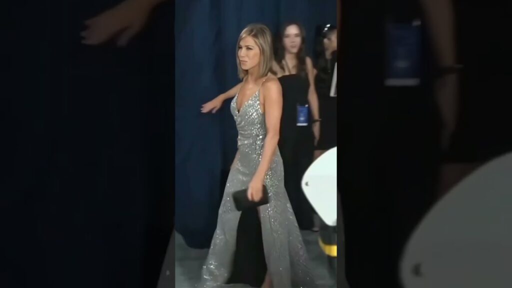 Jennifer Aniston mit Schlitz im Kleid - 19. March 2024