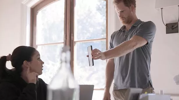 Harry shows Meghan a text