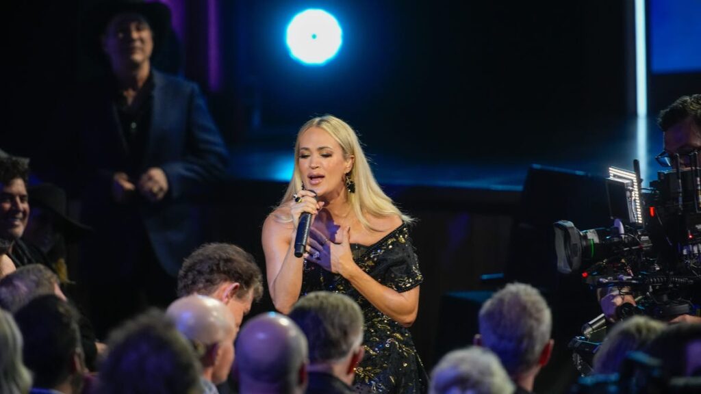 Carrie Underwood's Randy Travis tribute brings Grand Ole Opry to tears