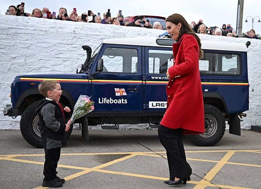 Kate Middleton has little chat with adorable four-year-old on historic trip Kate Middleton has little chat with adorable four-year-old on historic trip