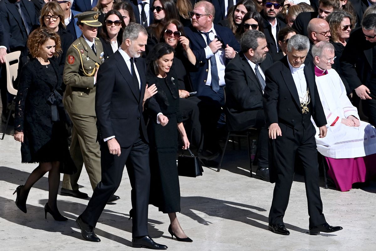 Spain's King Felipe VI (CL) and his wife Spain's Queen Letizia      