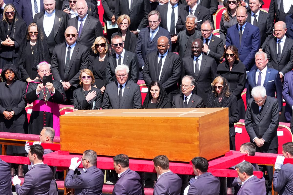 26 April 2025, Vatican, Vatikanstadt: Federal President Frank-Walter Steinmeier (M) and his wife Elke BÃ¼denbender (center, 3rd from left) and other state guests, including the current Federal Chancellor Olaf Scholz (SPD, back, right), Britain's heir to the throne Prince William (back, 2nd from right) stand with other state guests after the funeral mass for the deceased Pope Francis in St. Peter's Square behind the coffin, which is brought back to St. Peter's Basilica. Photo: Michael Kappeler/dpa (Photo by Michael Kappeler/picture alliance via Getty Images)