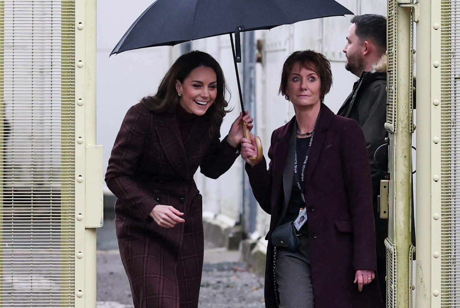 Kate greeted with cat calls & cheers on visit to women’s jail to meet pregnant inmates & mums of babies born behind bars Kate greeted with cat calls & cheers on visit to women’s jail to meet pregnant inmates & mums of babies born behind bars