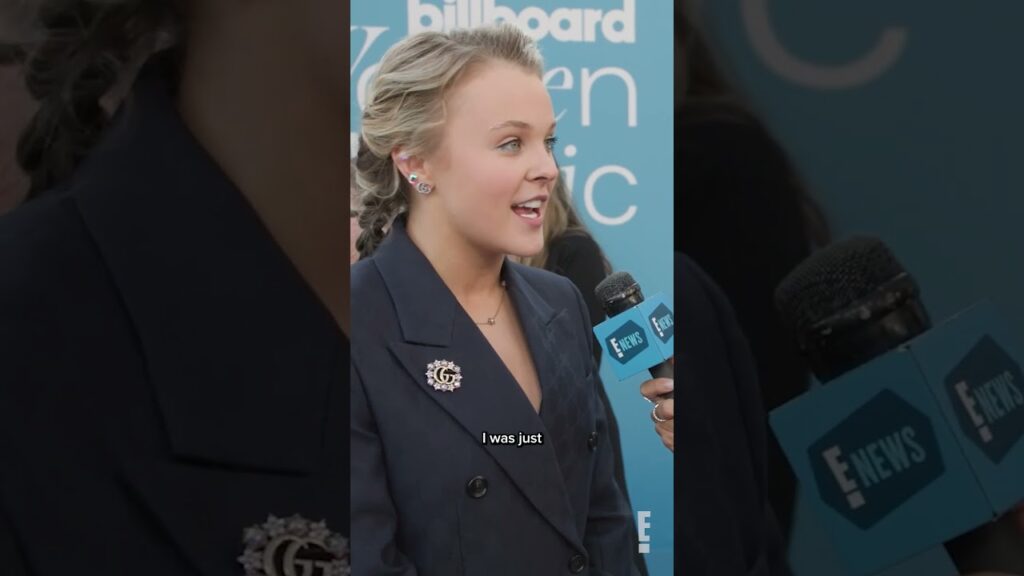 JoJo Siwa brought a new look to the #BBWOMENINMUSIC carpet. 🫶