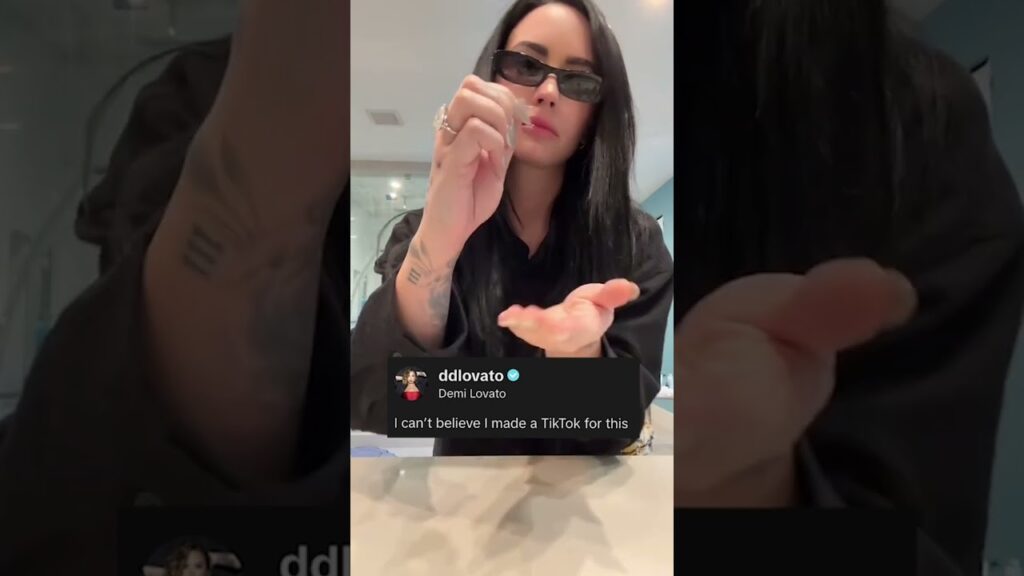 Demi Lovato Removes Nose Ring