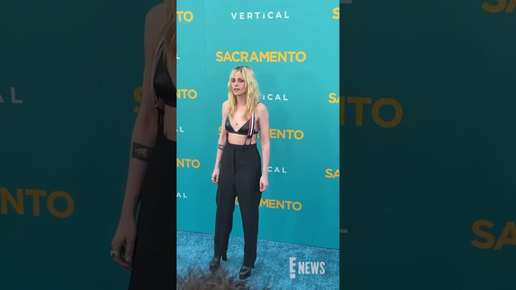 Hold on tight spider monkey, Kristen Stewart has arrived to the premiere of #Sacramento.