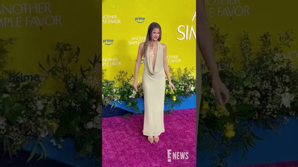 Lexi Wood arrives to the carpet for #AnotherSimpleFavor 🤩