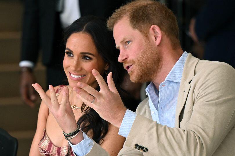 Prince William sent ‘olive branch’ text message to Harry in royal feud ceasefire Prince William sent 'olive branch' text message to Harry in royal feud ceasefire