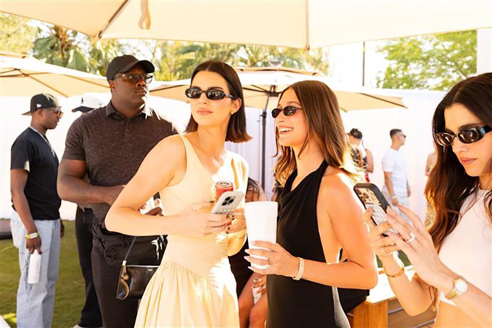 <p>Kendall Jenner & Hailey Bieber</p>