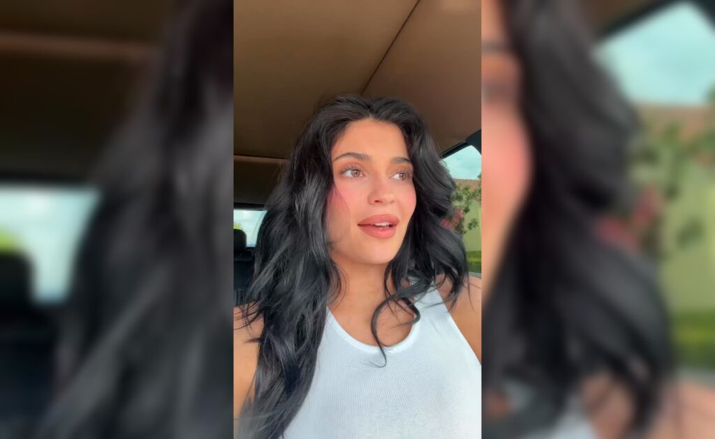 Who Needs Colours When Kylie Jenner’s All-White Look Can Make All The Fashionable Noise Who Needs Colours When Kylie Jenner's All-White Look Can Make All The Fashionable Noise