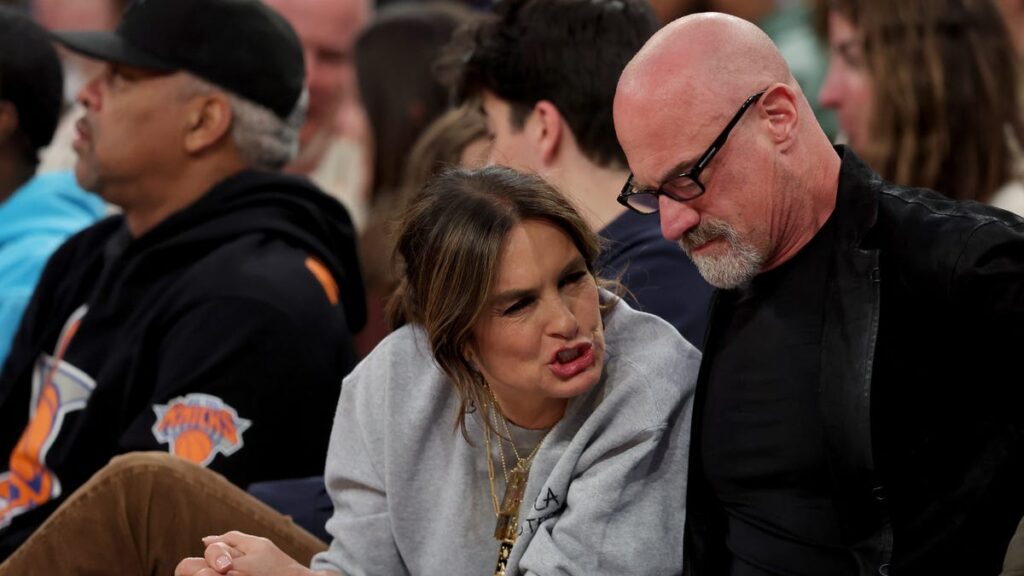 Mariska Hargitay, Christopher Meloni pose together in new photo
