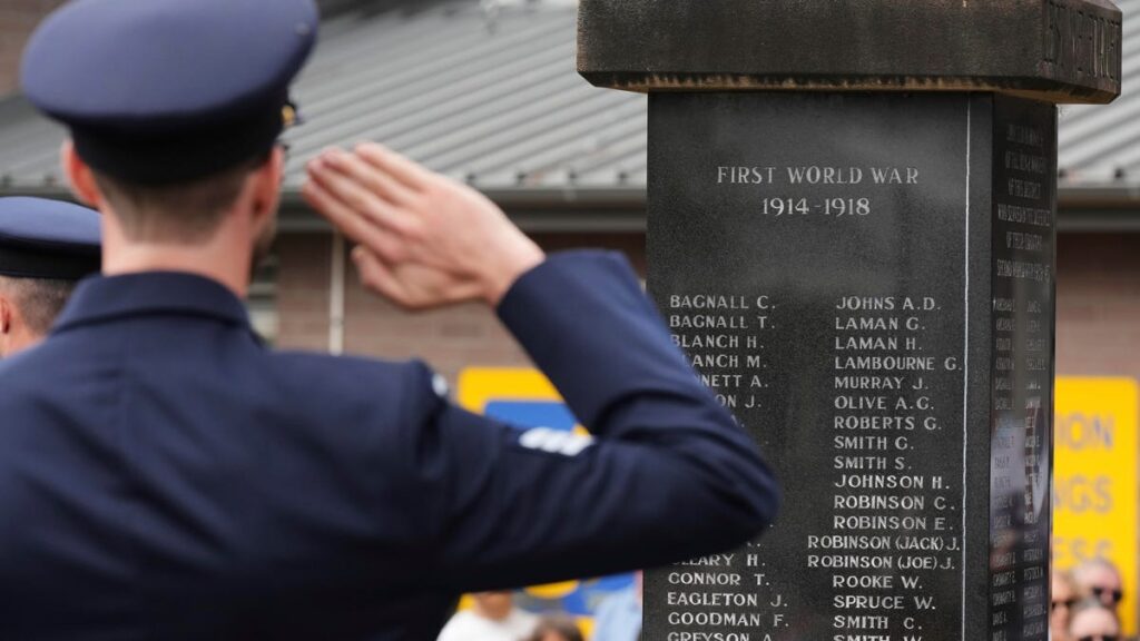 Australians and New Zealanders commemorate war dead on Anzac Day