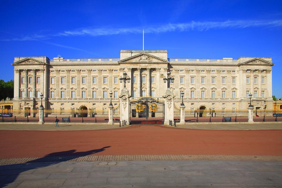 frontal view on buckingham palace...