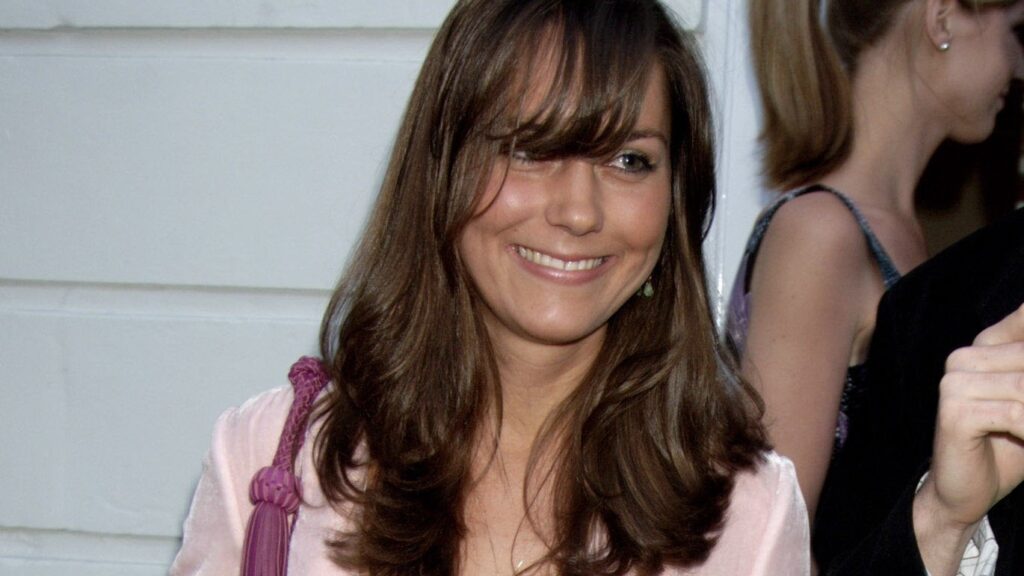 Kate Middleton is that you? Her floral dress, side-swept fringe and pink blazer deserve a comeback Kate Middleton smiles as she attends a party at Bluebird to celebrate The Shop at Bluebird in 2006