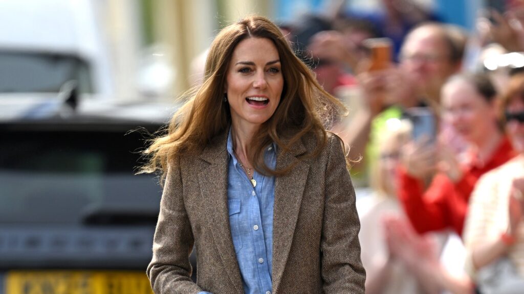 Kate Middleton Steps Out in Scotland Wearing Her Favorite Skinny Jeans Kate Middleton Steps Out in Scotland Wearing Her Favorite Skinny Jeans