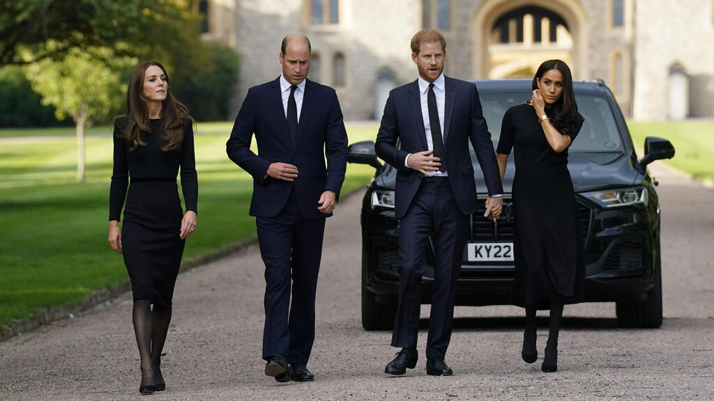 The two royal couples: Princess Kate and Prince WIlliam, Prince Harry and Meghan MArkle (Photo: AP) הנסיך הארי מייגן מרקל הנסיך וויליאם קייט מידלטון