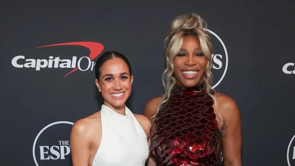 Serena Williams Defends Meghan Markle Amid Wimbledon Controversy, Demonstrates Unwavering Loyalty Meghan Markles Jaw-Dropping Gift to Serena Williams Reveals Unbreakable Friendship Bond