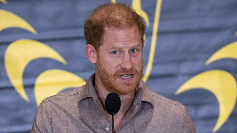 Prince Harry breaks into tears after receiving… Prince Harry breaks into tears after receiving…