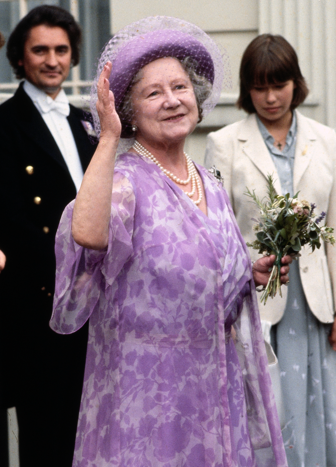 The Queen Mother waves to crowds outside Clarence House on her 79th birthday, she is with her grandchildren Prince Edward, Lady Sarah Armstrong Jones and Viscount Linley, August 1979