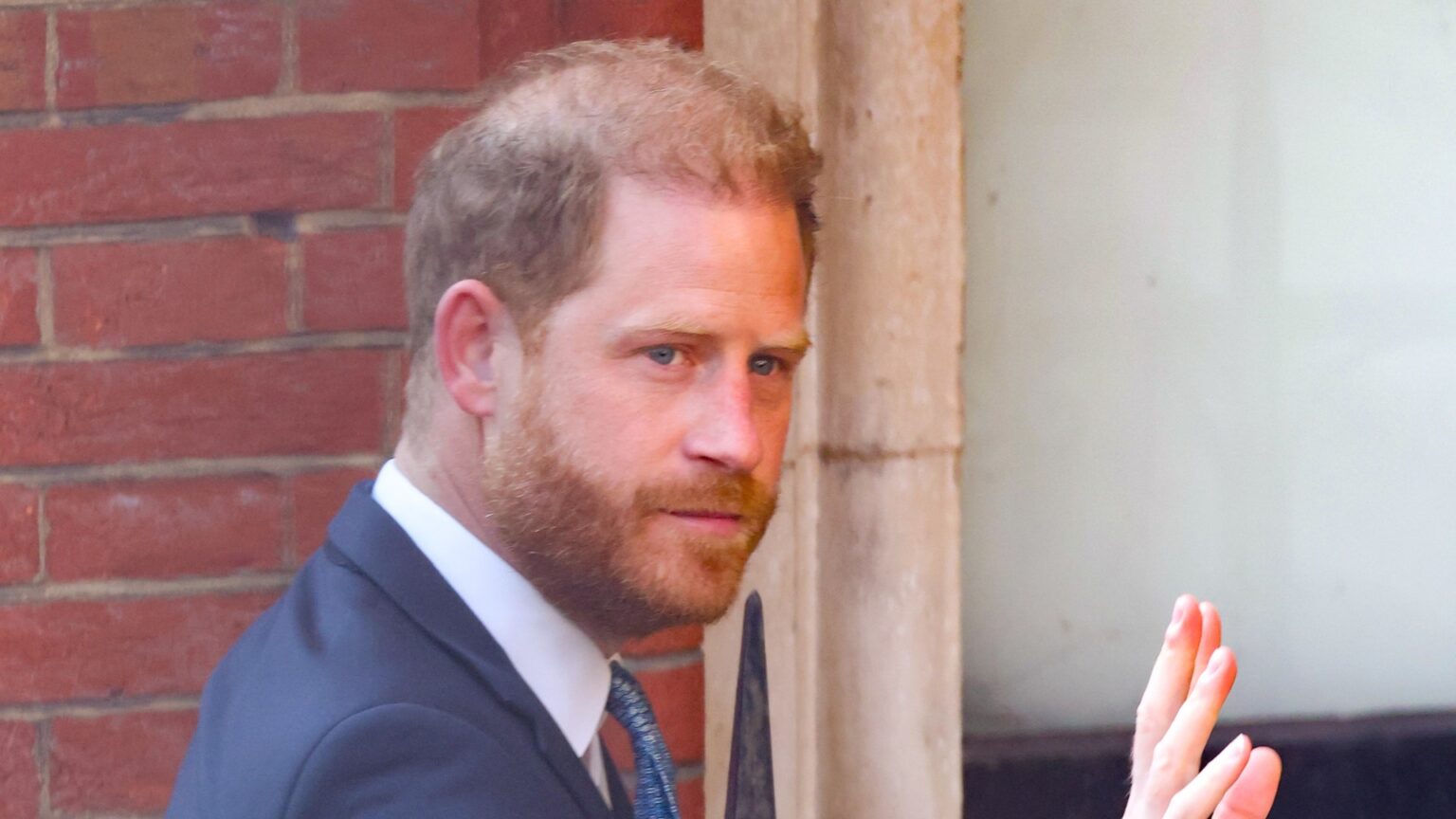 Prince Harry didn't visit King Charles despite pair being miles apart as he travels to UK for court whinge over security