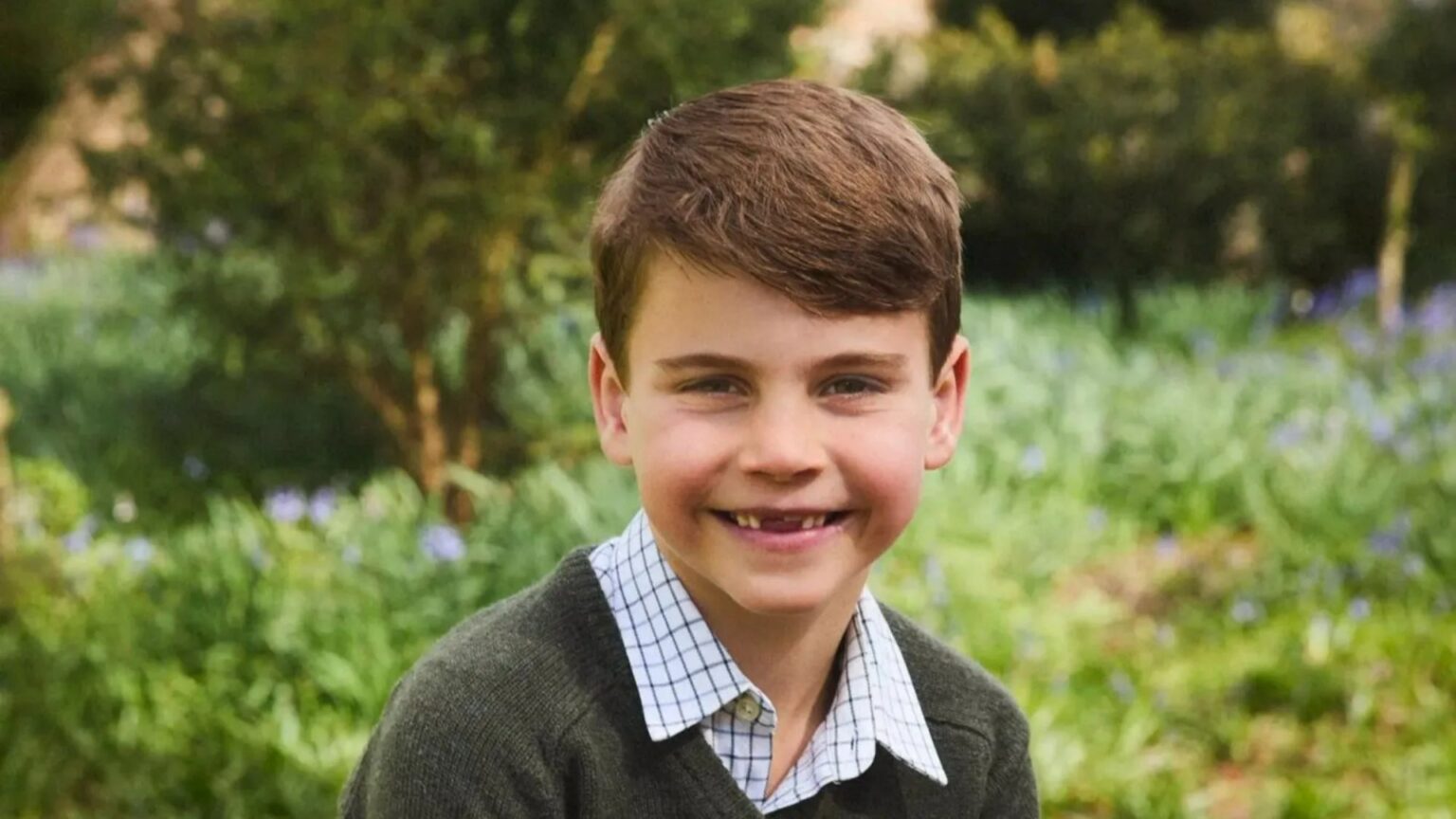 Kate and Wills share sweet pic of Louis missing his two front teeth to mark cheeky Prince’s 7th birthday Kate and Wills share sweet pic of Louis missing his two front teeth to mark cheeky Prince’s 7th birthday