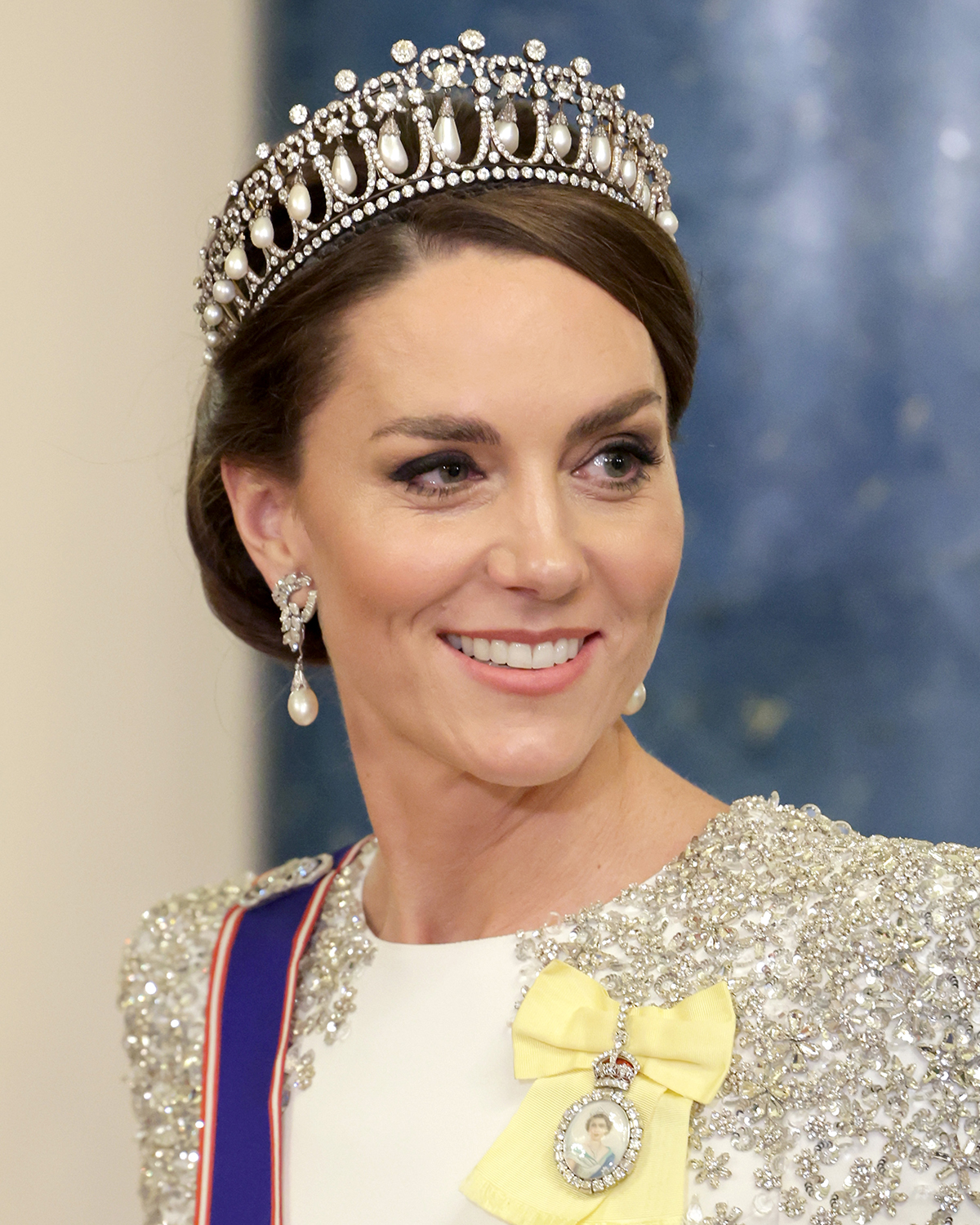 Kate Middleton wears the Lover's Knot Tiara during the State Banquet at Buckingham Palace on November 22, 2022