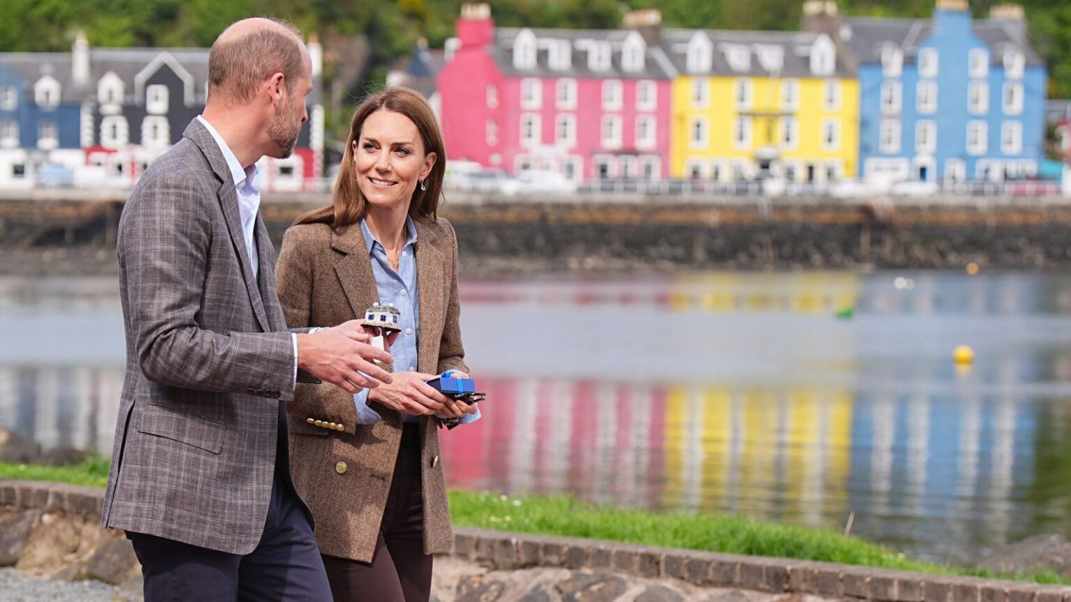 Crowds cheer William and Kate on wedding anniversary visit to Isle of Mull | UK News Crowds cheer William and Kate on wedding anniversary visit to Isle of Mull | UK News