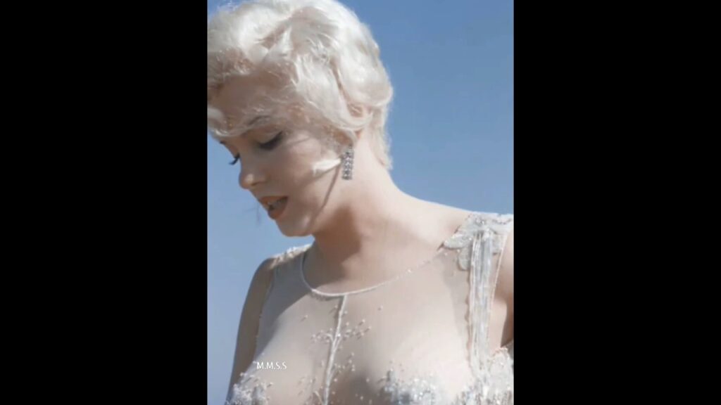 Marilyn Monroe on location filming of "Some Like It Hot" at the Hotel del Coronado in 1958. #photos
