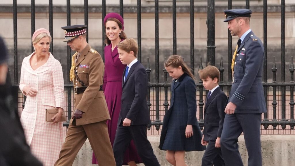 Kate Middleton is a vision as she leads the nation’s VE Day celebrations alongside the King, Queen and Prince William Kate Middleton is a vision as she leads the nation’s VE Day celebrations alongside the King, Queen and Prince William