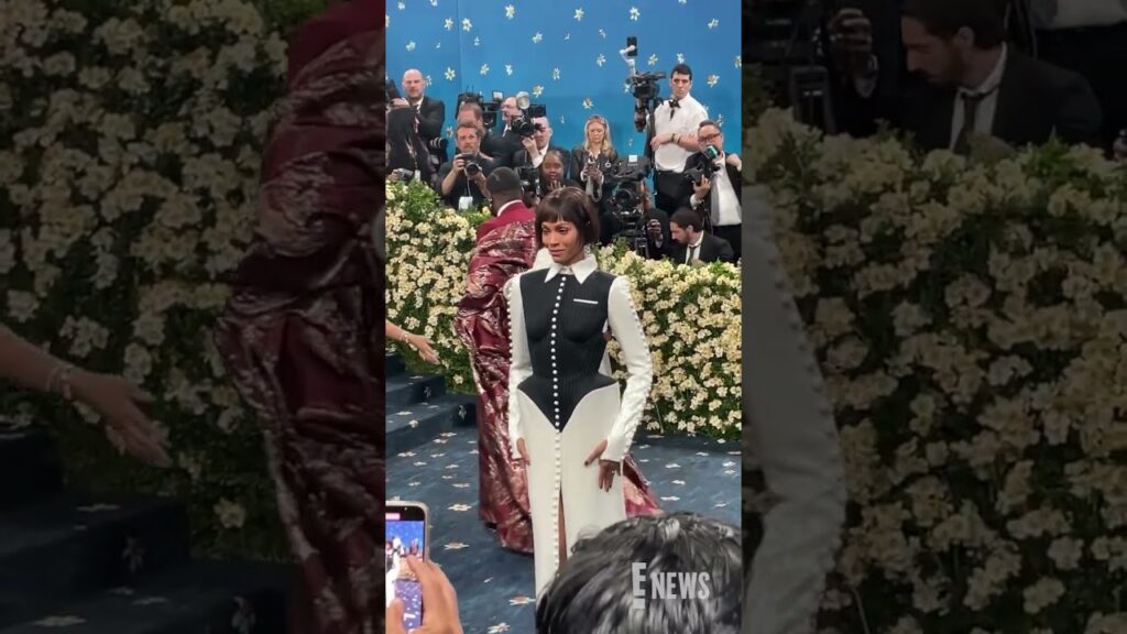 Zoe Saldaña’s look is out of this world. 🌎 #MetGala
