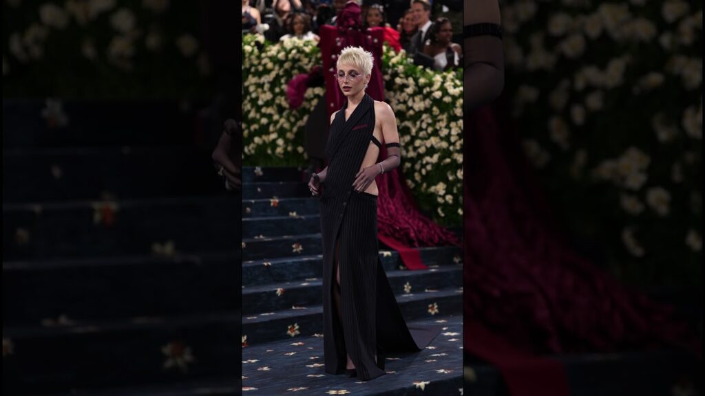 Emma Chamberlain arrives at the Met Gala 2025 red carpet #shorts Emma Chamberlain arrives at the Met Gala 2025 red carpet #shorts