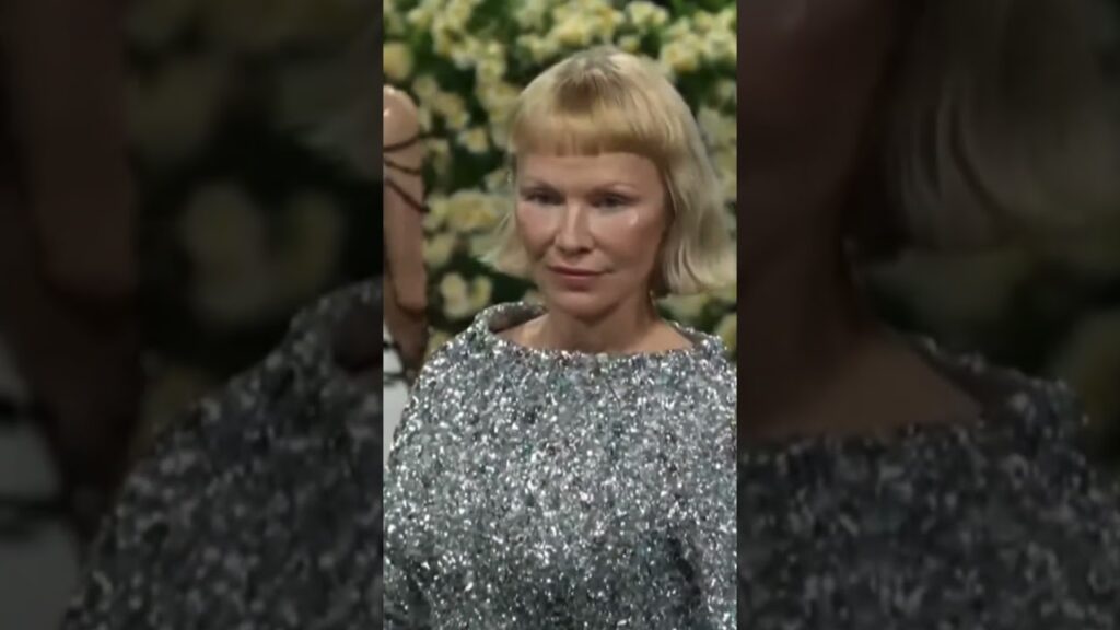 Pamela Anderson debuts bob haircut on Met Gala 2025 red carpet #shorts Pamela Anderson debuts bob haircut on Met Gala 2025 red carpet #shorts