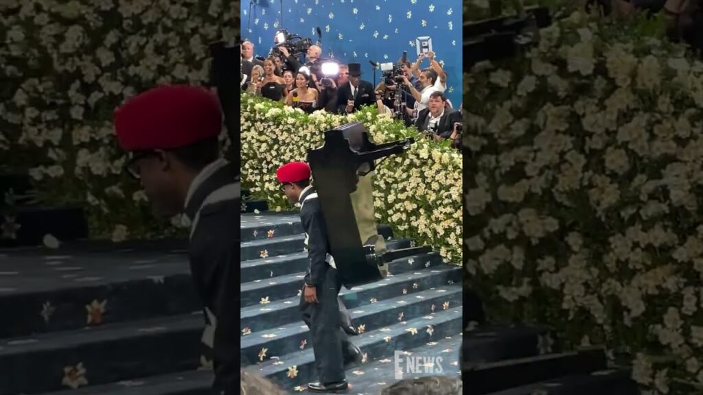 André 3000 struck a chord with this #MetGala look. 🎹