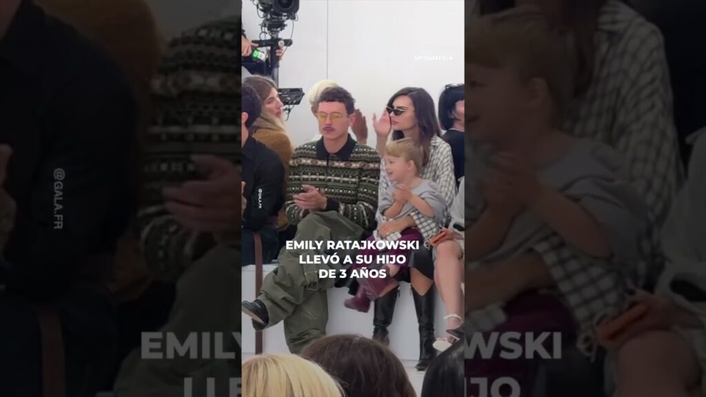 Critican a Emily Ratajkowski por llevar a su hijo a un desfile | íconos #shorts Critican a Emily Ratajkowski por llevar a su hijo a un desfile | íconos #shorts