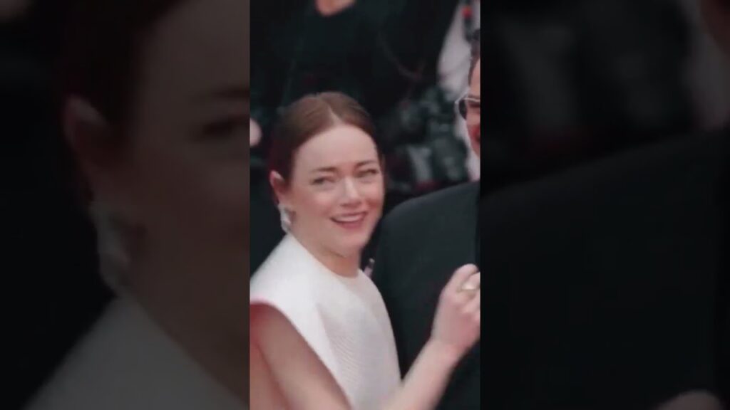 Emma Stone attacked by a bee on the red carpet
