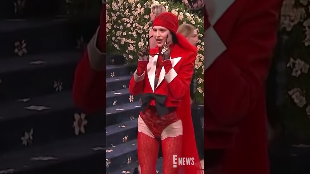 Amelia Gray arrives to the #MetGala steps. ❤️