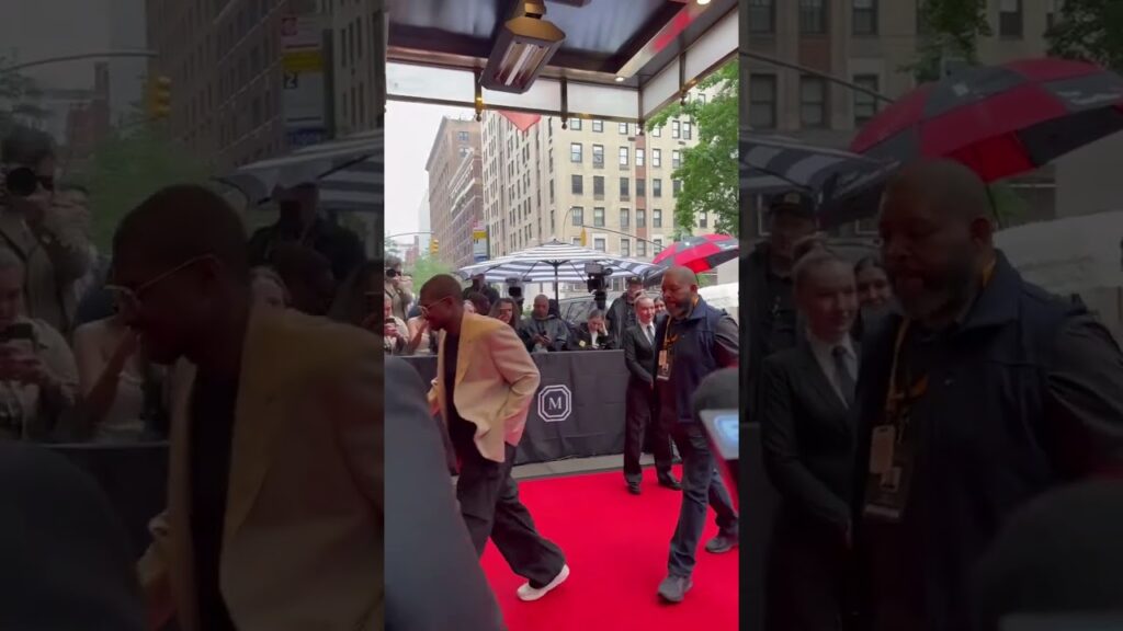 Usher arrives at Mark Hotel ahead of Met Gala 2025 #shorts Usher arrives at Mark Hotel ahead of Met Gala 2025 #shorts