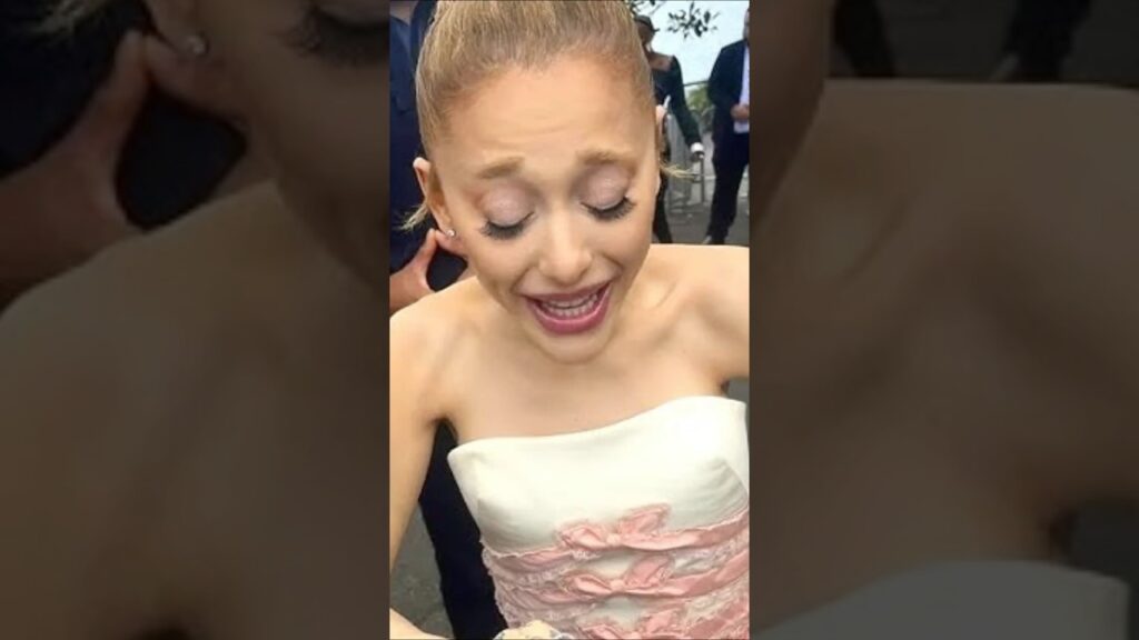 Ariana Grande’s New Look Has Fans SCREAMING ‘Help Her’ Ariana Grande’s New Look Has Fans SCREAMING ‘Help Her’